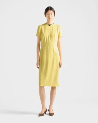 Vestido de satén de lunares