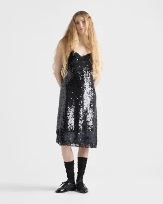 Vestido de terciopelo bordado con lentejuelas y encaje