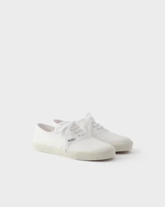 Zapatillas con cordones de tela perforada