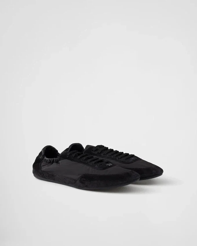 Zapatillas elásticas de Re-Nylon y gamuza Zapatillas elásticas de Re-Nylon y gamuza