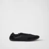 Zapatillas elásticas de Re-Nylon y gamuza Zapatillas elásticas de Re-Nylon y gamuza