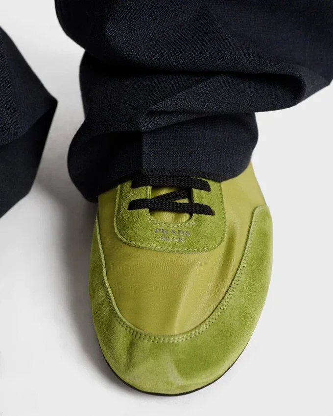 Zapatillas elásticas de Re-Nylon y gamuza Zapatillas elásticas de Re-Nylon y gamuza