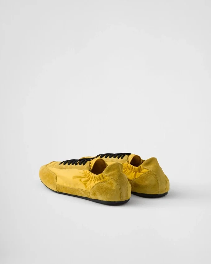 Zapatillas elásticas de Re-Nylon y gamuza Zapatillas elásticas de Re-Nylon y gamuza