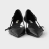Zapatos de tacón de cuero con laterales abiertos Zapatos de tacón de cuero con laterales abiertos